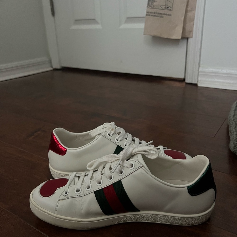 Gucci Ace Sneakers with Embroidered Hearts - Picture 5 of 9